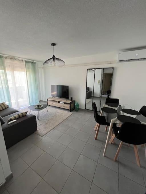 Joli Appt 45 M2 Avec Terrasse Apartment Люнел Екстериор снимка