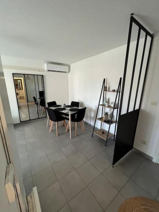 Joli Appt 45 M2 Avec Terrasse Apartment Люнел Екстериор снимка