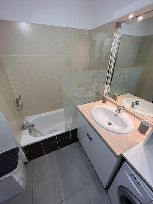 Joli Appt 45 M2 Avec Terrasse Apartment Люнел Екстериор снимка